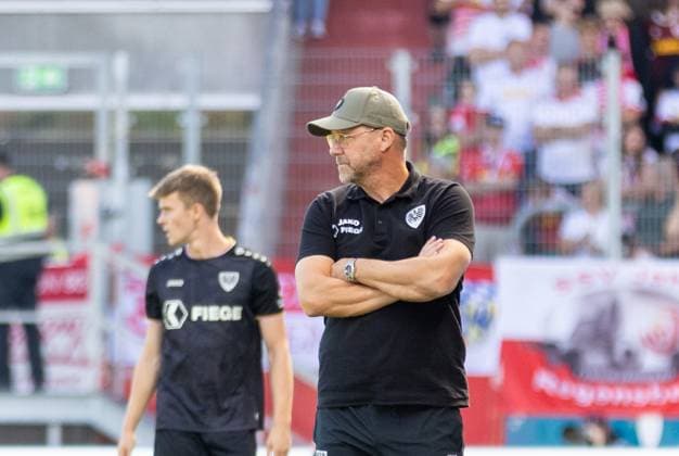 22 09 2024, Soccer, GER, Season, 2 Liga, Season 2024 2025, 6 Matchday, SSV Jahn Regensburg SC Preußen Münster Sascha Hildmann Coach Münster DFL REGULATIONS PROHIBIT ANY USE OF PHOTOGRAPHS AS IMAGE SEQUENCES AND OR QUASI VIDEO Regensburg Bayern Germany Jahnstadion Regensburg