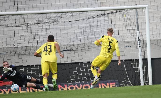 22 09 2024, xmohx, Soccer 2 Bundesliga, SV Elversberg SSV Ulm 1846 emspor, v l Johannes Reichert Ulm scores the 0 1 against goalkeeper Nicolas Kristof Elversberg DFL DFB REGULATIONS PROHIBIT ANY USE OF PHOTOGRAPHS as IMAGE SEQUENCES and or QUASI VIDEO Elversberg