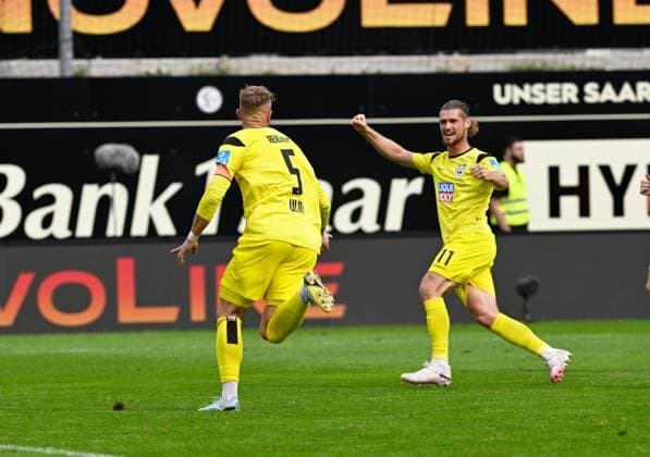Soccer 2 Bundesliga Season 2024 25 22 09 2024 Ursapharm Arena SV Elversberg elv SSV Ulm 1846 svu Goalscorer by 11 meters Johannes REICHERT SSV Ulm 1846 , left right Dennis CHESSA SSV Ulm 1846 Soccer 2 Bundesliga SV Elversberg