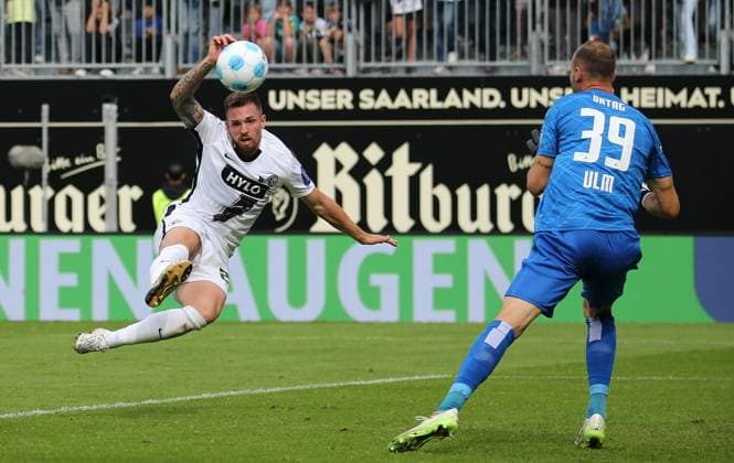 22 09 2024, xmohx, Soccer 2 Bundesliga, SV Elversberg SSV Ulm 1846 emspor, v l Luca Schnellbacher Elversberg , Goalkeeper Christian Ortag Ulm DFL DFB REGULATIONS PROHIBIT ANY USE OF PHOTOGRAPHS as IMAGE SEQUENCES and or QUASI VIDEO Elversberg