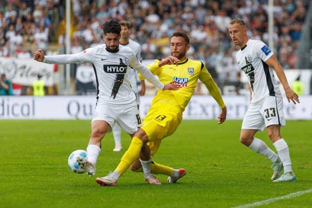 Felix Higl SSV 1846 Ulm in duel with Semih Sahin SV 07 Elversberg and Maurice Neubauer SV 07 Elversberg , SV Elversberg vs SSV 1846 Ulm, Soccer, 2 Bundesliga, Matchday 6, Season 2024 2025, 22 09 2024 SV Elversberg vs SSV 1846 Ulm, Soccer, 2 Bundesliga, Matchday 6, Season 2024 2025, 22 09 2024 Copyright: xEibner-Pressefoto AlexanderxNeisx EP_ANS