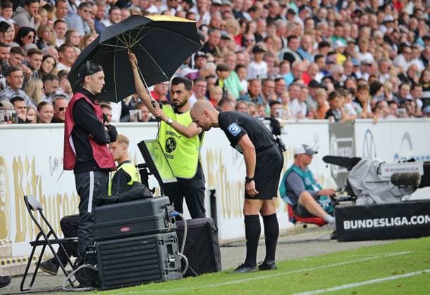 22 09 2024, xmohx, Soccer 2 Bundesliga, SV Elversberg SSV Ulm 1846 emspor, v l Referee Patrick Schwengers checks on the video screen whether it was a penalty kick for Ulm Video evidence DFL DFB REGULATIONS PROHIBIT ANY USE OF PHOTOGRAPHS as IMAGE SEQUENCES and or QUASI VIDEO Elversberg