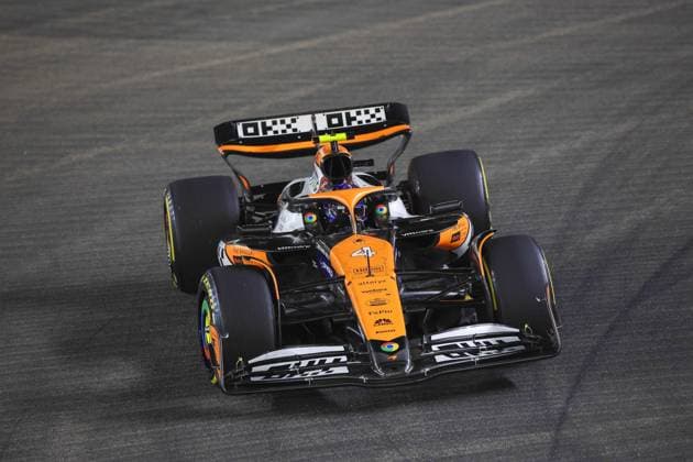 04 NORRIS Lando (gbr), McLaren F1 Team MCL38, action during the Formula 1 Singapore Grand Prix 2024, 18th round of the 2024 Formula One World Championship, WM, Weltmeisterschaft from September 20 to 22, 2024 on the Marina Bay Circuit, in Singapore, Singapore - F1 - SINGAPORE GRAND PRIX 2024 DPPI Panoramic  240922_R18_SINGAPORE_DP_XB3_2235