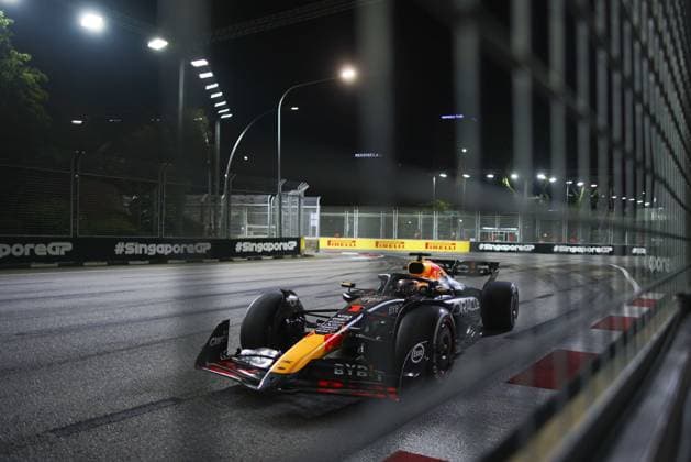 01 VERSTAPPEN Max (nld), Red Bull Racing RB20, action during the Formula 1 Singapore Grand Prix 2024, 18th round of the 2024 Formula One World Championship, WM, Weltmeisterschaft from September 20 to 22, 2024 on the Marina Bay Circuit, in Singapore, Singapore - F1 - SINGAPORE GRAND PRIX 2024 DPPI Panoramic  240922_R18_SINGAPORE_DP_XB5_2497
