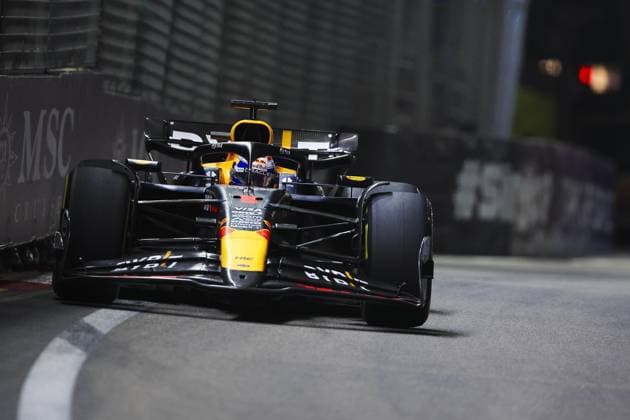 01 VERSTAPPEN Max (nld), Red Bull Racing RB20, action during the Formula 1 Singapore Grand Prix 2024, 18th round of the 2024 Formula One World Championship, WM, Weltmeisterschaft from September 20 to 22, 2024 on the Marina Bay Circuit, in Singapore, Singapore - F1 - SINGAPORE GRAND PRIX 2024 DPPI Panoramic  240922_R18_SINGAPORE_DP_XB3_2362