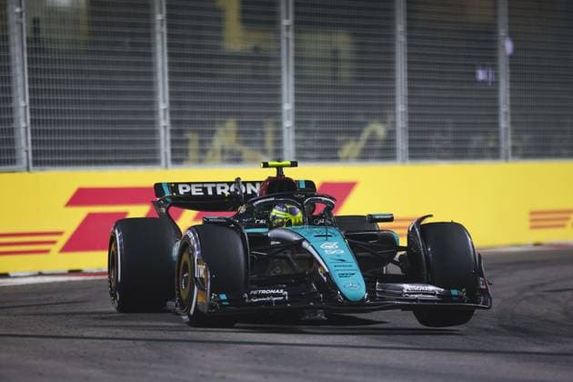 44 HAMILTON Lewis (gbr), Mercedes AMG F1 Team W15, action during the Formula 1 Singapore Grand Prix 2024, 18th round of the 2024 Formula One World Championship, WM, Weltmeisterschaft from September 20 to 22, 2024 on the Marina Bay Circuit, in Singapore, Singapore - F1 - SINGAPORE GRAND PRIX 2024 DPPI Panoramic  240922_R18_SINGAPORE_DP_XB3_2530