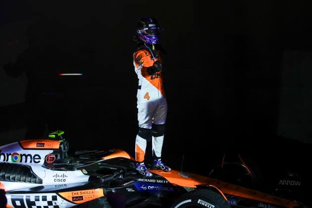 NORRIS Lando (gbr), McLaren F1 Team MCL38, portrait celebration during the Formula 1 Singapore Grand Prix 2024, 18th round of the 2024 Formula One World Championship, WM, Weltmeisterschaft from September 20 to 22, 2024 on the Marina Bay Circuit, in Singapore, Singapore - F1 - SINGAPORE GRAND PRIX 2024 DPPI Panoramic  240922_R18_SINGAPORE_DP_XB3_3068_1