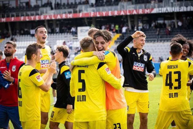 Soccer Men 2 Bundesliga 6 Matchday Season 2024 2025 SV Elversberg SSV Ulm 1846 Soccer 22 09 2024 hug 5 Johannes Reichert 23 Max Brandt SSV Ulm DFL regulations prohibit any use of photographs as image sequences and or quasi video Elversberg Ursapharm Arena an der Kaiserlin Saarland Germany