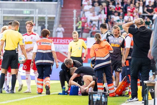 22 09 2024, Soccer, GER, Season, 2 Liga, Season 2024 2025, Matchday 6, SSV Jahn Regensburg SC Preußen Münster Oscar Schönfelder SSV Jahn Regensburg has to be substituted due to injury DFL REGULATIONS PROHIBIT ANY USE OF PHOTOGRAPHS AS IMAGE SEQUENCES AND OR QUASI VIDEO Regensburg Bayern Germany Jahnstadion Regensburg