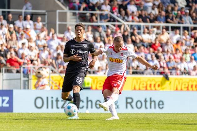 22 09 2024, Soccer, GER, Season, 2 Liga, Season 2024 2025, Matchday 6, SSV Jahn Regensburg SC Preußen Münster Andras Nemeth vs Andreas Geipl SSV Jahn DFL REGULATIONS PROHIBIT ANY USE OF PHOTOGRAPHS AS IMAGE SEQUENCES AND OR QUASI VIDEO Regensburg Bavaria Germany Jahnstadion Regensburg