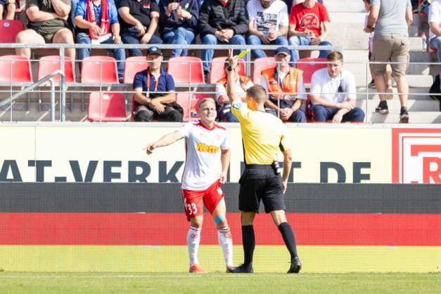 22 09 2024, Soccer, GER, Season, 2 Liga, Season 2024 2025, Matchday 6, SSV Jahn Regensburg SC Preußen Münster Florian Lechner shows Kai Pröger SSV Jahn Regensburg the yellow DFL REGULATIONS PROHIBIT ANY USE OF PHOTOGRAPHS AS IMAGE SEQUENCES AND OR QUASI VIDEO Regensburg Bavaria Germany Jahnstadion Regensburg