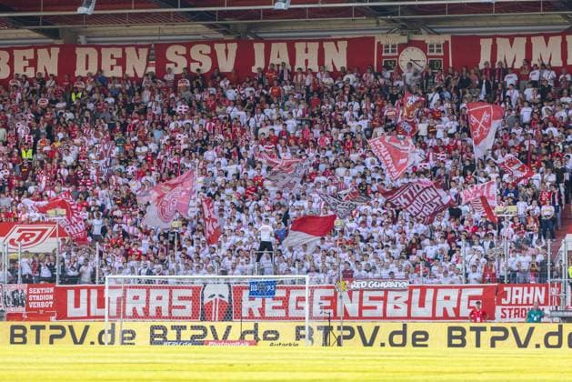 22 09 2024, Soccer, GER, Season, 2 Liga, Season 2024 2025, 6 Matchday, SSV Jahn Regensburg SC Preußen Münster The Jahn Ultras on the Hans Jakob coach DFL REGULATIONS PROHIBIT ANY USE OF PHOTOGRAPHS AS IMAGE SEQUENCES AND OR QUASI VIDEO Regensburg Bavaria Germany Jahnstadion Regensburg