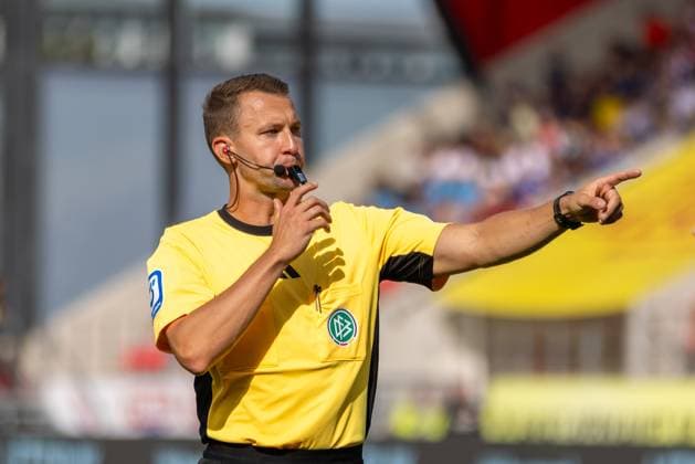 22 09 2024, Soccer, GER, Season, 2 Liga, Season 2024 2025, Matchday 6, SSV Jahn Regensburg SC Preußen Münster Florian Lechner at the whistle DFL REGULATIONS PROHIBIT ANY USE OF PHOTOGRAPHS AS IMAGE SEQUENCES AND OR QUASI VIDEO Regensburg Bayern Germany Jahnstadion Regensburg
