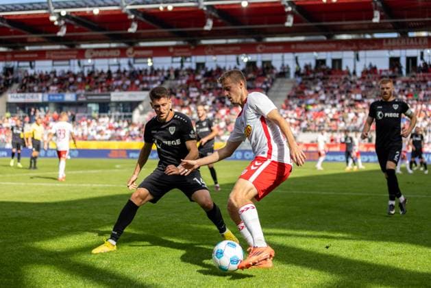 22 09 2024, Soccer, GER, Season, 2 Liga, Season 2024 2025, Matchday 6, SSV Jahn Regensburg SC Preußen Münster Sebastian Ernst SSV Jahn Regensburg on the ball against Haralambos Makridis DFL REGULATIONS PROHIBIT ANY USE OF PHOTOGRAPHS AS IMAGE SEQUENCES AND OR QUASI VIDEO Regensburg Bayern Germany Jahnstadion Regensburg