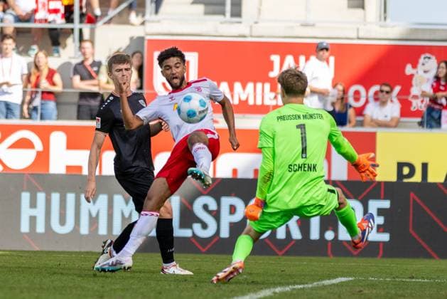 22 09 2024, Soccer, GER, Season, 2 Liga, Season 2024 2025, Matchday 6, SSV Jahn Regensburg SC Preußen Münster Bryan Hein SSV Jahn tries to put the ball past Johannes Schenk DFL REGULATIONS PROHIBIT ANY USE OF PHOTOGRAPHS AS IMAGE SEQUENCES AND OR QUASI VIDEO Regensburg Bayern Germany Jahnstadion Regensburg