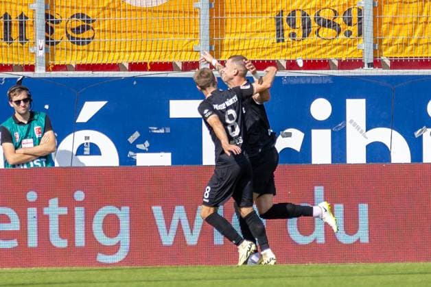 22 09 2024, Soccer, GER, Season, 2 Liga, Season 2024 2025, Matchday 6, SSV Jahn Regensburg SC Preußen Münster Cheering after the 3 0 for Münster by Holmbert Aron Briem Fridjonsson DFL REGULATIONS PROHIBIT ANY USE OF PHOTOGRAPHS AS IMAGE SEQUENCES AND OR QUASI VIDEO Regensburg Bayern Germany Jahnstadion Regensburg