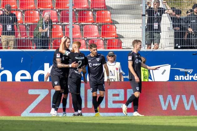 22 09 2024, Soccer, GER, Season, 2 Liga, Season 2024 2025, Matchday 6, SSV Jahn Regensburg SC Preußen Münster Cheering after the 3 0 for Münster by Holmbert Aron Briem Fridjonsson DFL REGULATIONS PROHIBIT ANY USE OF PHOTOGRAPHS AS IMAGE SEQUENCES AND OR QUASI VIDEO Regensburg Bayern Germany Jahnstadion Regensburg