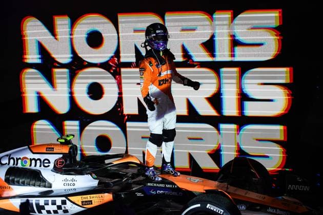 NORRIS Lando (gbr), McLaren F1 Team MCL38, portrait celebration victory during the Formula 1 Singapore Grand Prix 2024, 18th round of the 2024 Formula One World Championship, WM, Weltmeisterschaft from September 20 to 22, 2024 on the Marina Bay Circuit, in Singapore, Singapore - F1 - SINGAPORE GRAND PRIX 2024 DPPI Panoramic  240922_R18_SINGAPORE_DP_XB3_3064_1