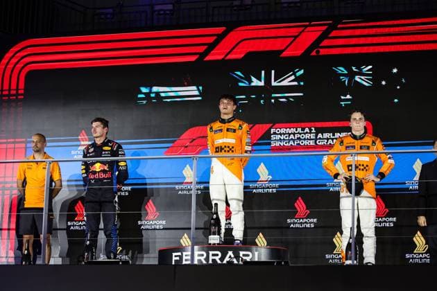 NORRIS Lando (gbr), McLaren F1 Team MCL38, portrait VERSTAPPEN Max (ned), Red Bull Racing RB20, portrait PIASTRI Oscar (aus), McLaren F1 Team MCL38, portrait podium during the Formula 1 Singapore Grand Prix 2024, 18th round of the 2024 Formula One World Championship, WM, Weltmeisterschaft from September 20 to 22, 2024 on the Marina Bay Circuit, in Singapore, Singapore - F1 - SINGAPORE GRAND PRIX 2024 DPPI Panoramic 240922_R18_SINGAPORE_DP_XB3_3422