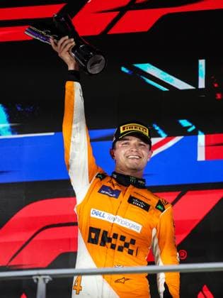 NORRIS Lando (gbr), McLaren F1 Team MCL38, portrait podium during the Formula 1 Singapore Grand Prix 2024, 18th round of the 2024 Formula One World Championship, WM, Weltmeisterschaft from September 20 to 22, 2024 on the Marina Bay Circuit, in Singapore, Singapore - F1 - SINGAPORE GRAND PRIX 2024 DPPI Panoramic  240922_R18_SINGAPORE_DP_XB3_3470