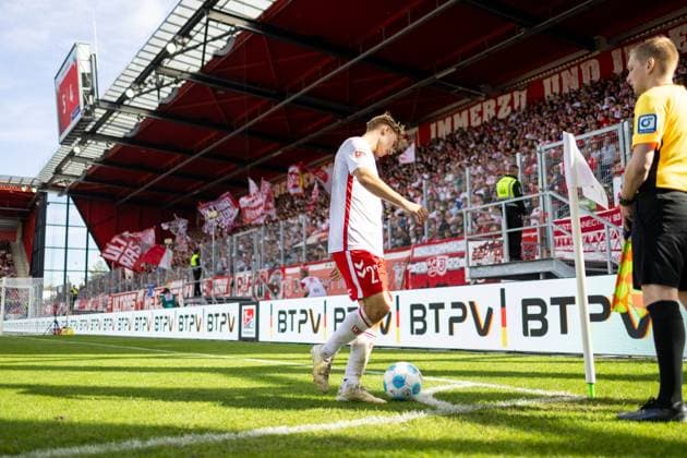 22 09 2024, Soccer, GER, Season, 2 Liga, Season 2024 2025, Matchday 6, SSV Jahn Regensburg SC Preußen Münster Dominik Kother SSV Jahn Regensburg at corner kick DFL REGULATIONS PROHIBIT ANY USE OF PHOTOGRAPHS AS IMAGE SEQUENCES AND OR QUASI VIDEO Regensburg Bayern Germany Jahnstadion Regensburg