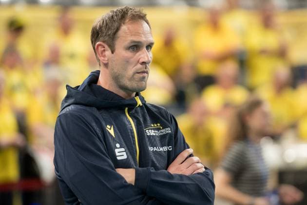 Felix Koslowski Coach SSC Palmberg Schwerin concentrated GER, Allianz MTV Stuttgart vs SSC Palmberg Schwerin, Sparda Bank Supercup 2024, VBL, Season 2024 2025, 22 09 2024 GER, Allianz MTV Stuttgart vs SSC Palmberg Schwerin, Sparda Bank Supercup 2024, VBL, Season 2024 2025, 22 09 2024 Stuttgart Copyright: xSandyxDinkelackerx EP_SDR