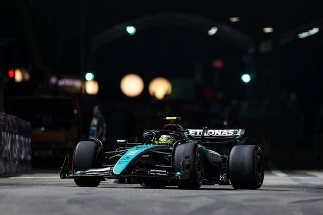 44 HAMILTON Lewis (gbr), Mercedes AMG F1 Team W15, action during the Formula 1 Singapore Grand Prix 2024, 18th round of the 2024 Formula One World Championship, WM, Weltmeisterschaft from September 20 to 22, 2024 on the Marina Bay Circuit, in Singapore, Singapore - F1 - SINGAPORE GRAND PRIX 2024 DPPI Panoramic  240922_R18_SINGAPORE_DP_XB3_2366