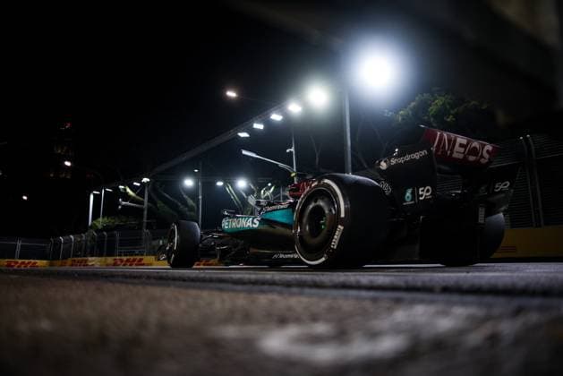 63 RUSSELL George (gbr), Mercedes AMG F1 Team W15, action during the Formula 1 Singapore Grand Prix 2024, 18th round of the 2024 Formula One World Championship, WM, Weltmeisterschaft from September 20 to 22, 2024 on the Marina Bay Circuit, in Singapore, Singapore - F1 - SINGAPORE GRAND PRIX 2024 DPPI Panoramic  240922_R18_SINGAPORE_DP_XB5_2439