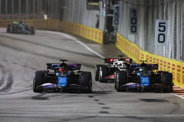 31 OCON Esteban (fra), Alpine F1 Team A524, action 10 GASLY Pierre (fra), Alpine F1 Team A524, action during the Formula 1 Singapore Grand Prix 2024, 18th round of the 2024 Formula One World Championship, WM, Weltmeisterschaft from September 20 to 22, 2024 on the Marina Bay Circuit, in Singapore, Singapore - F1 - SINGAPORE GRAND PRIX 2024 DPPI Panoramic 240922_R18_SINGAPORE_DP_XB3_2675