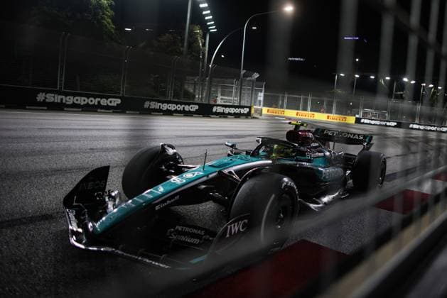 44 HAMILTON Lewis (gbr), Mercedes AMG F1 Team W15, action during the Formula 1 Singapore Grand Prix 2024, 18th round of the 2024 Formula One World Championship, WM, Weltmeisterschaft from September 20 to 22, 2024 on the Marina Bay Circuit, in Singapore, Singapore - F1 - SINGAPORE GRAND PRIX 2024 DPPI Panoramic  240922_R18_SINGAPORE_DP_XB5_2514