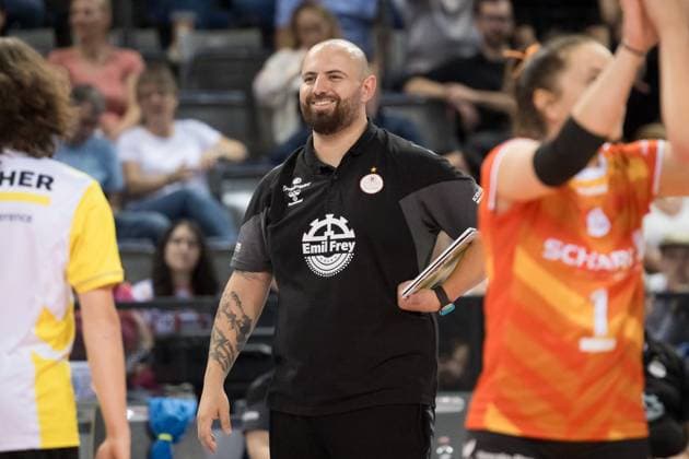 Konstantin Bitter Coach Allianz MTV Stuttgart Lachen GER, Allianz MTV Stuttgart vs SSC Palmberg Schwerin, Sparda Bank Supercup 2024, VBL, Season 2024 2025, 22 09 2024 GER, Allianz MTV Stuttgart vs SSC Palmberg Schwerin, Sparda Bank Supercup 2024, VBL, Season 2024 2025, 22 09 2024 Stuttgart Copyright: xSandyxDinkelackerx EP_SDR