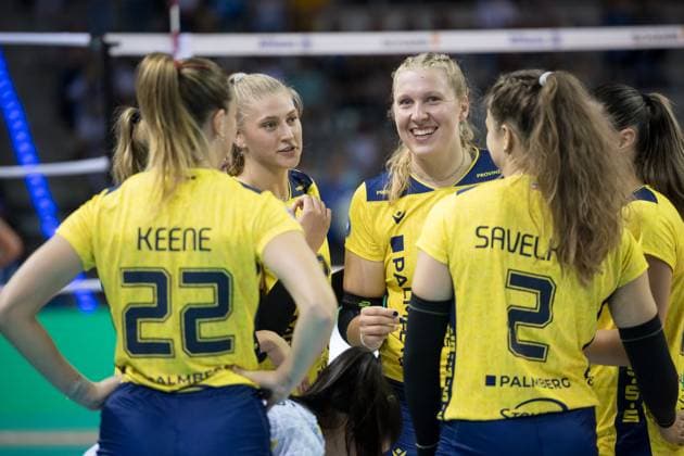 Elles Dambrink SSC Palmberg Schwerin, 15 and Margaret Ann Wolowicz SSC Palmberg Schwerin, 07 center, are happy with team GER, Allianz MTV Stuttgart vs SSC Palmberg Schwerin, Sparda Bank Supercup 2024, VBL, season 2024 2025, 22 09 2024 GER, Allianz MTV Stuttgart vs SSC Palmberg Schwerin, Sparda Bank Supercup 2024, VBL, season 2024 2025, 22 09 2024 Stuttgart Copyright: xSandyxDinkelackerx EP_SDR