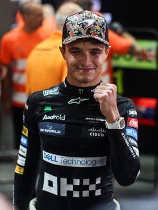 NORRIS Lando (gbr), McLaren F1 Team MCL38, portrait victory team celebration during the Formula 1 Singapore Grand Prix 2024, 18th round of the 2024 Formula One World Championship, WM, Weltmeisterschaft from September 20 to 22, 2024 on the Marina Bay Circuit, in Singapore, Singapore - F1 - SINGAPORE GRAND PRIX 2024 DPPI Panoramic  240922_R18_SINGAPORE_DP_XB3_4079