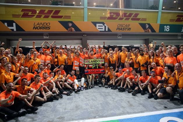 NORRIS Lando (gbr), McLaren F1 Team MCL38, portrait STELLA Andrea (ita), Team Principal of McLaren F1 Team, portrait PIASTRI Oscar (aus), McLaren F1 Team MCL38, portrait team celebration victory during the Formula 1 Singapore Grand Prix 2024, 18th round of the 2024 Formula One World Championship, WM, Weltmeisterschaft from September 20 to 22, 2024 on the Marina Bay Circuit, in Singapore, Singapore - F1 - SINGAPORE GRAND PRIX 2024 DPPI Panoramic 240922_R18_SINGAPORE_DP_XB5_2671