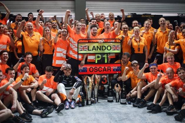 NORRIS Lando (gbr), McLaren F1 Team MCL38, portrait STELLA Andrea (ita), Team Principal of McLaren F1 Team, portrait PIASTRI Oscar (aus), McLaren F1 Team MCL38, portrait team celebration victory during the Formula 1 Singapore Grand Prix 2024, 18th round of the 2024 Formula One World Championship, WM, Weltmeisterschaft from September 20 to 22, 2024 on the Marina Bay Circuit, in Singapore, Singapore - F1 - SINGAPORE GRAND PRIX 2024 DPPI Panoramic 240922_R18_SINGAPORE_DP_XB3_4017