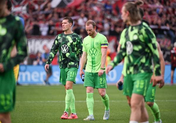 Maximilian Arnold VfL Wolfsburg , Kevin Behrens VfL Wolfsburg , v re , after the match 22 09 2024, Soccer 1 Bundesliga, Matchday 4, Season 2024 2025 Bayer 04 Leverkusen VfL Wolfsburg Leverkusen BayArena Nordrhein Westfalen Germany Team2