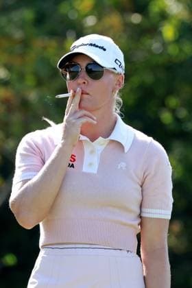 CINCINNATI, OH - SEPTEMBER 22: LPGA, Golf Damen golfer Charley Hull smokes a cigarette while waiting on the 8th tee during the final round of the Kroger Queen City Championship presented by P&G on September 22, 2024, at TPC River™s Bend in Cincinnati, Ohio. (Photo by Brian Spurlock Icon Sportswire) GOLF: SEP 22 LPGA Kroger Queen City Championship pres by P&G EDITORIAL USE ONLY Icon24092216