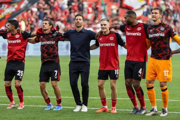 from left Exequiel Palacios Bayer 04 Leverkusen, 25 , Jonas Hofmann Bayer 04 Leverkusen, 7 , Xabi Alonso Bayer 04 Leverkusen, head coach , Florian Wirtz Bayer 04 Leverkusen, 10 , Jonathan Tah Bayer 04 Leverkusen, 4 and Matej Kovar Bayer 04 Leverkusen, 17 celebrate the victory after the final whistle in front of the fans Leverkusen, Soccer 1 Bundesliga 4 Matchday, Matchday 4, Bayer 04 Leverkusen VfL Wolfsburg, 22 09 2024, BayArena, Leverkusen DFL regulations prohibit any use of photographs as image sequences and or quasi video Â