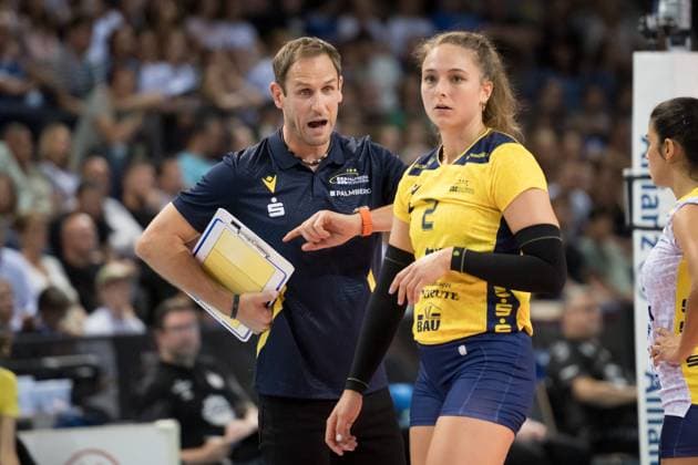 Felix Koslowski Coach SSC Palmberg Schwerin with Fleur Savelkoel SSC Palmberg Schwerin, 02 GER, Allianz MTV Stuttgart vs SSC Palmberg Schwerin, Sparda Bank Supercup 2024, VBL, Season 2024 2025, 22 09 2024 GER, Allianz MTV Stuttgart vs SSC Palmberg Schwerin, Sparda Bank Supercup 2024, VBL, Season 2024 2025, 22 09 2024 Stuttgart Copyright: xSandyxDinkelackerx EP_SDR