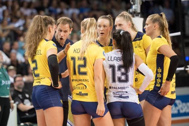 Felix Koslowski Coach SSC Palmberg Schwerin Timeout Speech to the team GER, Allianz MTV Stuttgart vs SSC Palmberg Schwerin, Sparda Bank Supercup 2024, VBL, Season 2024 2025, 22 09 2024 GER, Allianz MTV Stuttgart vs SSC Palmberg Schwerin, Sparda Bank Supercup 2024, VBL, Season 2024 2025, 22 09 2024 Stuttgart Copyright: xSandyxDinkelackerx EP_SDR