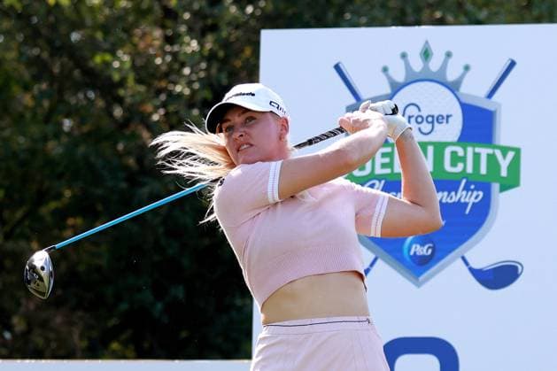 CINCINNATI, OH - SEPTEMBER 22: LPGA, Golf Damen golfer Charley Hull plays her tee shot on the 8th hole during the final round of the Kroger Queen City Championship presented by P&G on September 22, 2024, at TPC River™s Bend in Cincinnati, Ohio. (Photo by Brian Spurlock Icon Sportswire) GOLF: SEP 22 LPGA Kroger Queen City Championship pres by P&G EDITORIAL USE ONLY Icon24092230