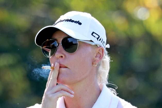 CINCINNATI, OH - SEPTEMBER 22: LPGA, Golf Damen golfer Charley Hull smokes a cigarette while she walks the 8th hole during the final round of the Kroger Queen City Championship presented by P&G on September 22, 2024, at TPC River™s Bend in Cincinnati, Ohio. (Photo by Brian Spurlock Icon Sportswire) GOLF: SEP 22 LPGA Kroger Queen City Championship pres by P&G EDITORIAL USE ONLY Icon24092231