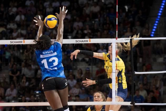 Krystal Rivers Allianz MTV Stuttgart, 13 vs Annegret Hoelzig SSC Palmberg Schwerin, 11 GER, Allianz MTV Stuttgart vs SSC Palmberg Schwerin, Sparda Bank Supercup 2024, VBL, Season 2024 2025, 22 09 2024 GER, Allianz MTV Stuttgart vs SSC Palmberg Schwerin, Sparda Bank Supercup 2024, VBL, Season 2024 2025, 22 09 2024 Stuttgart Copyright: xSandyxDinkelackerx EP_SDR