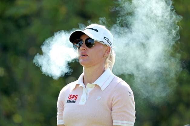 CINCINNATI, OH - SEPTEMBER 22: LPGA, Golf Damen golfer Charley Hull smokes a cigarette while she walks the 8th hole during the final round of the Kroger Queen City Championship presented by P&G on September 22, 2024, at TPC River™s Bend in Cincinnati, Ohio. (Photo by Brian Spurlock Icon Sportswire) GOLF: SEP 22 LPGA Kroger Queen City Championship pres by P&G EDITORIAL USE ONLY Icon24092234