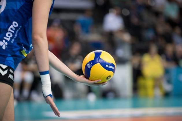 Feature Ball in hand before serve GER, Allianz MTV Stuttgart vs SSC Palmberg Schwerin, Sparda Bank Supercup 2024, VBL, Season 2024 2025, 22 09 2024 GER, Allianz MTV Stuttgart vs SSC Palmberg Schwerin, Sparda Bank Supercup 2024, VBL, Season 2024 2025, 22 09 2024 Stuttgart Copyright: xSandyxDinkelackerx EP_SDR