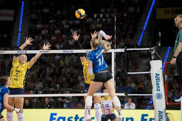 Kelsey Veltmann Allianz MTV Stuttgart, 14 vs Margaret Ann Wolowicz SSC Palmberg Schwerin, 07 GER, Allianz MTV Stuttgart vs SSC Palmberg Schwerin, Sparda Bank Supercup 2024, VBL, Season 2024 2025, 22 09 2024 GER, Allianz MTV Stuttgart vs SSC Palmberg Schwerin, Sparda Bank Supercup 2024, VBL, Season 2024 2025, 22 09 2024 Stuttgart Copyright: xSandyxDinkelackerx EP_SDR