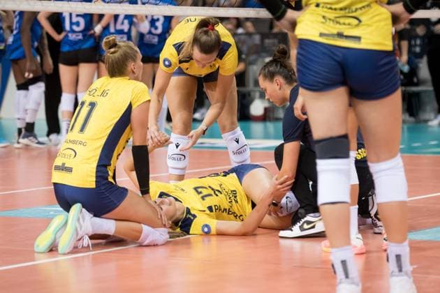 Vedrana Jaksetic SSC Palmberg Schwerin, 17 injured on the floor GER, Allianz MTV Stuttgart vs SSC Palmberg Schwerin, Sparda Bank Supercup 2024, VBL, 2024 2025 season, 22 09 2024 GER, Allianz MTV Stuttgart vs SSC Palmberg Schwerin, Sparda Bank Supercup 2024, VBL, 2024 2025 season, 22 09 2024 Stuttgart Copyright: xSandyxDinkelackerx EP_SDR