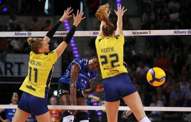 BAU 22 09 2024 Stuttgart Volleyball Supercup Allianz MTV Stuttgart vs SSC Palmberg Schwerin, f l Pauline Martin Schwerin , Krystal Rivers Stuttgart , Jaelyn Rose Keene Schwerin