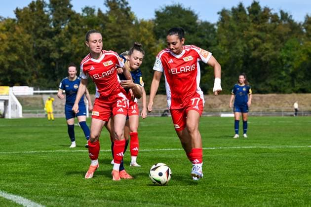 22 09 2024, Football, 2 Womens Bundesliga, 2024 2025, SG 99 Andernach 1 FC Union Berlin Pia Metzker 23 Union Berlin shields Leonie Wäschenbach 17 Andernach so that Athanasia Moraitou 77 Union Berlin can clear the ball unhindered Andernach Stadium Rhineland-Palatinate Germany