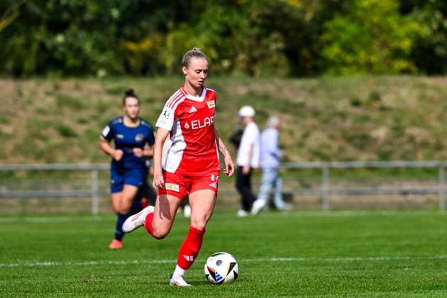 22 09 2024, Football, 2 Womens Bundesliga, 2024 2025, SG 99 Andernach 1 FC Union Berlin Judith Steinert 17 Union Berlin runs with the ball Andernach Stadium Rhineland-Palatinate Germany